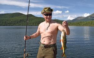 Foto: EPA-EFE / Tajna Putinovog lančića